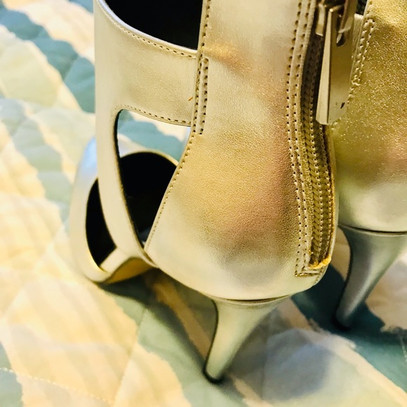 Rock & Republic Gorgeous Silver Heels zip up back 7.5 - Picture 3 of 3